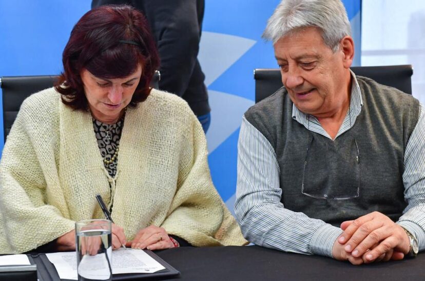 Kelly Olmos firmando acuerdo alcanzado en paritarias.