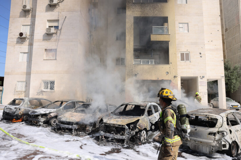 Bomberos apagan incendios en Israel tras las bombas.