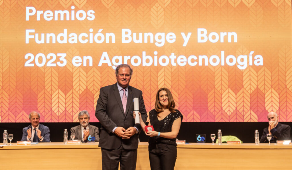 Gabriela Soto recibiendo el reconocimiento