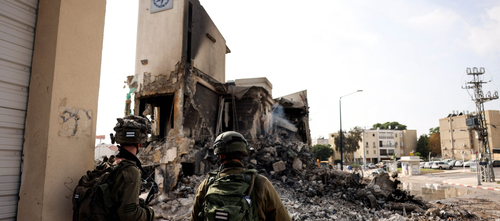Soldados israelíes observan los restos de una comisaría que fue escenario de una batalla tras una infiltración masiva de hombres armados de Hamás procedentes de la Franja de Gaza, en Sderot, sur de Israel.