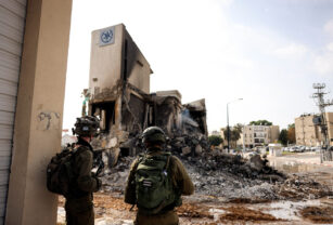 Soldados israelíes observan los restos de una comisaría que fue escenario de una batalla tras una infiltración masiva de hombres armados de Hamás procedentes de la Franja de Gaza, en Sderot, sur de Israel.