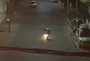 El hombre que incendió el local del PRO prendiéndose fuego.
