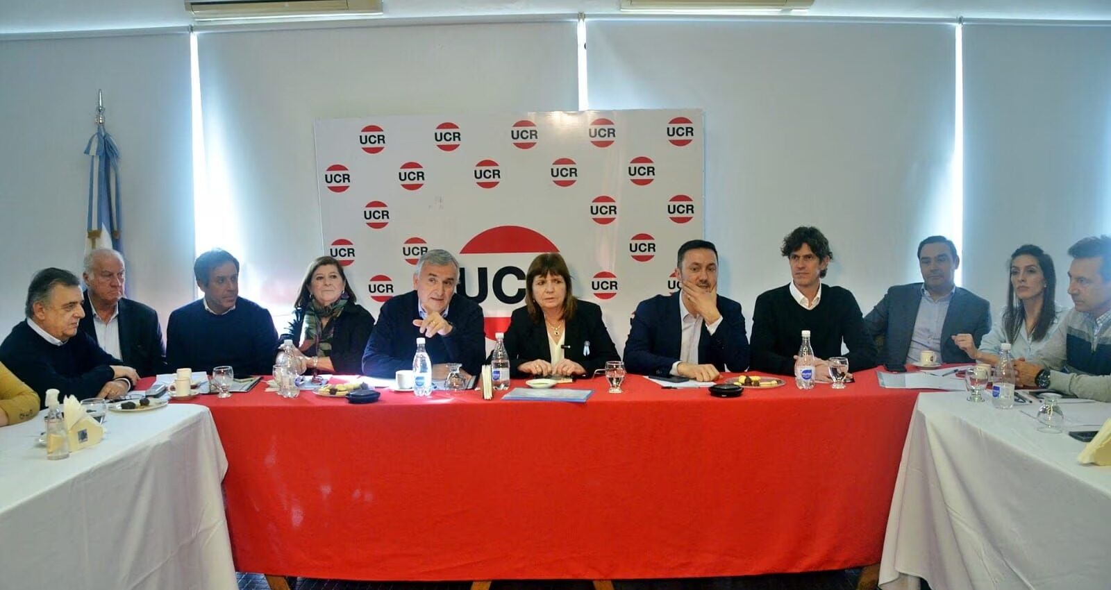 Dirigentes de la UCR con Patricia Bullrich