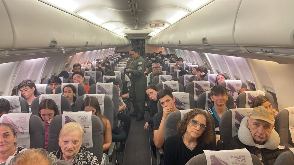El avión con un contingente de argentinos evacuados de Israel.