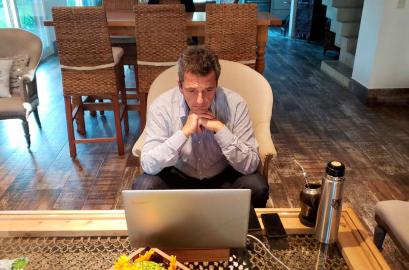 Sergio Massa mirando una computadora