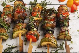 Brochettes mixtas con salsa de tomillo y queso