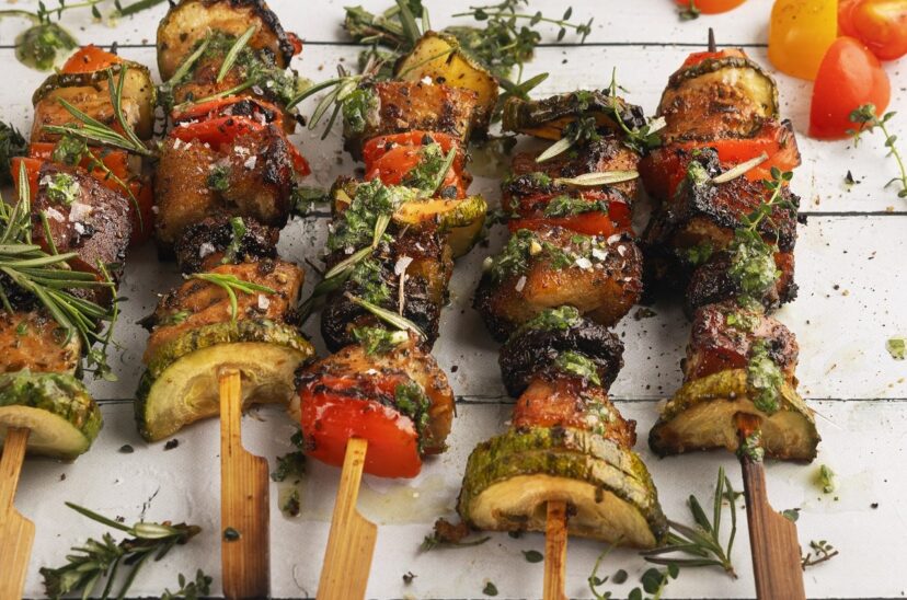 Brochettes mixtas con salsa de tomillo y queso
