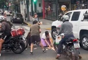 El motoquero al que se le cayó el dinero