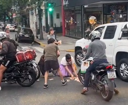 El motoquero al que se le cayó el dinero