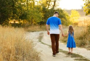 Padre e hija caminando - sorpresa
