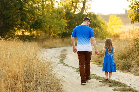 Padre e hija caminando - sorpresa
