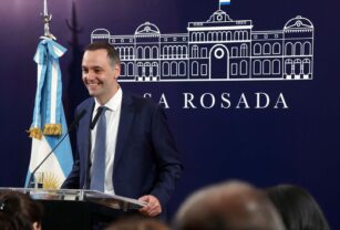 manuel adorni debora plager