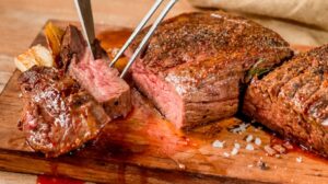 cortar carne comer