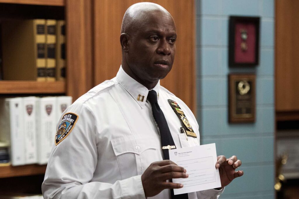 Andre Braugher interpretando al Capitan Holt en Brooklyn Nine-Nine.