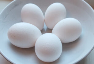huevos plato aguas turbias