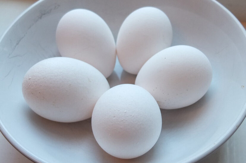 huevos plato aguas turbias