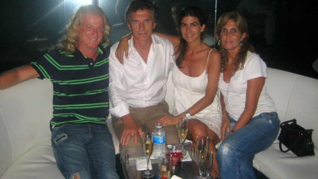Gabriel Conde con Mauricio Macri en uno de los prostíbulos de Raúl Martins.