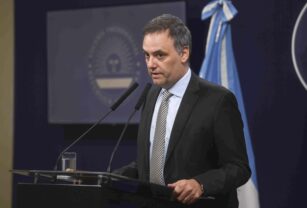 Adorni - compra de aviones