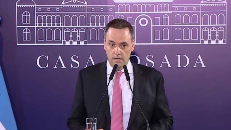 manuel adorni - salario mínimo