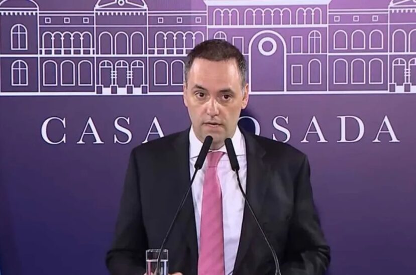 manuel adorni - salario mínimo