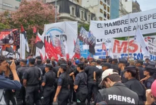 Cortes frente a las oficinas de Sandra Pettovello