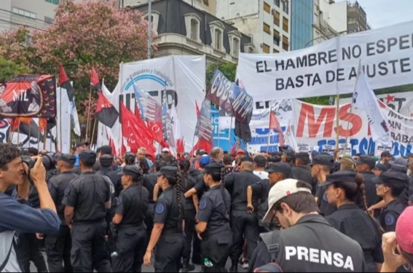 Cortes frente a las oficinas de Sandra Pettovello