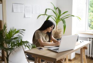 mujer-tiro-medio-escribiendo-notas-empresa