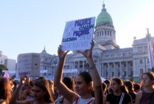 Cartel en 8M