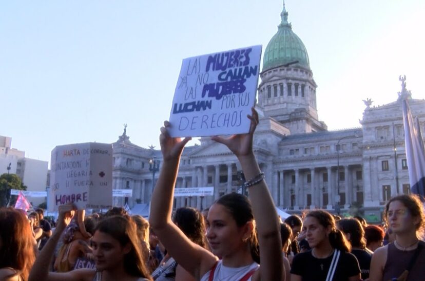 Cartel en 8M