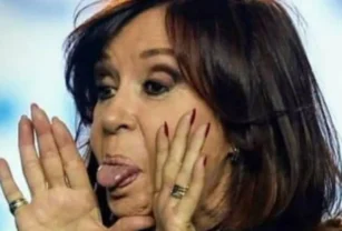 Cristina lengua afuera