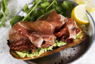 TOSTONES DE JAMON CRUDO Y PALTA