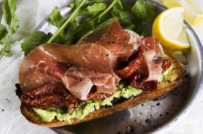 TOSTONES DE JAMON CRUDO Y PALTA
