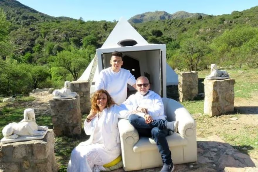 Laura Cannes, Álvaro Aparicio y su hijo, Máximo Ángel Aparicio Cannes. - Secta Seshen.