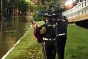 Mariachis en la inundación de Lanús