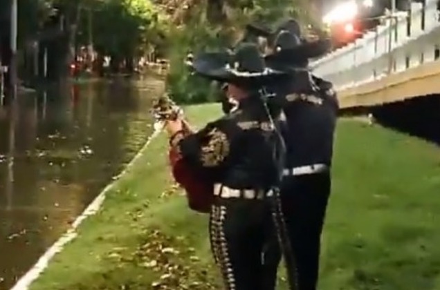 Mariachis en la inundación de Lanús