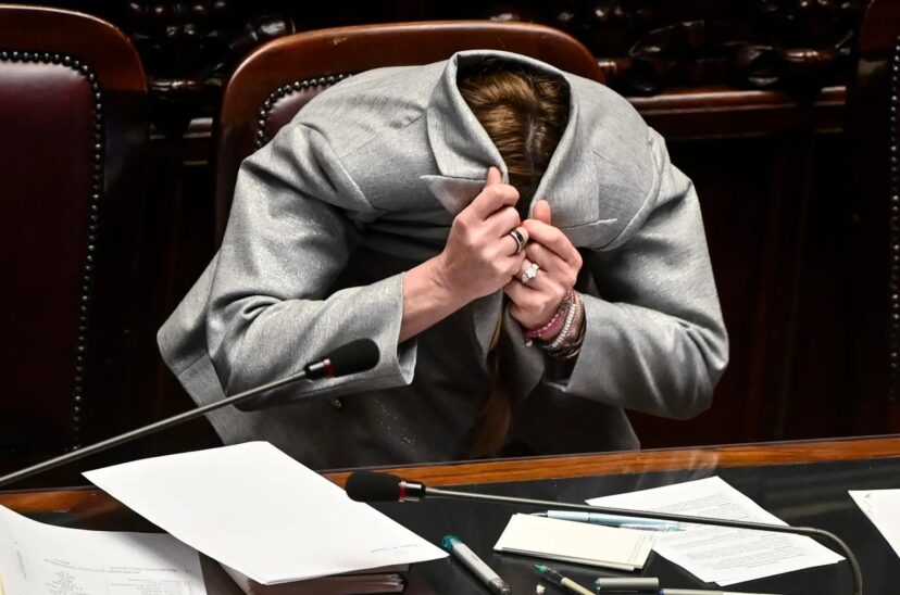 Giorgia Meloni escondida en su saco irónicamente
