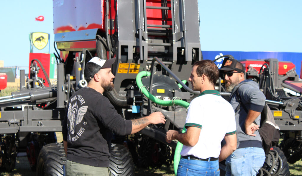 visitantes en el stand de Indecar en Expoagro