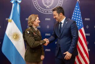 Laura Richardson y Luis Petri