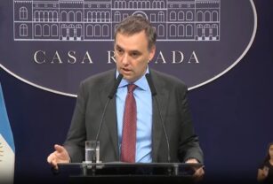 Adorni hablando sobre los despidos
