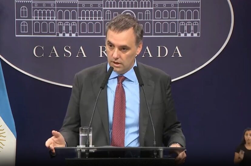 Adorni hablando sobre los despidos
