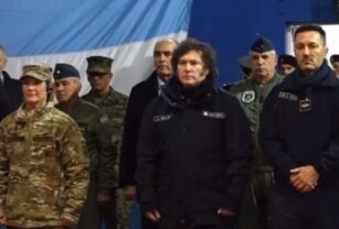 Milei, Petri y Richardson cuando iba a sonar el himno de Estados Unidos