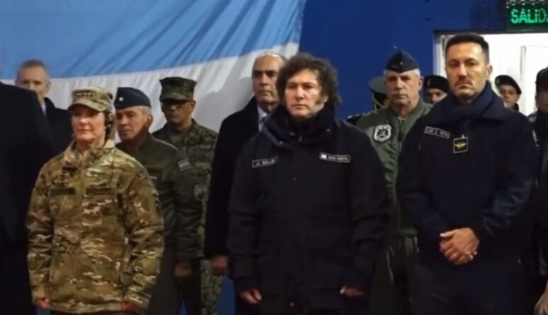 Milei, Petri y Richardson cuando iba a sonar el himno de Estados Unidos