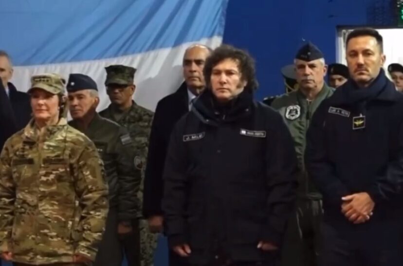Milei, Petri y Richardson cuando iba a sonar el himno de Estados Unidos