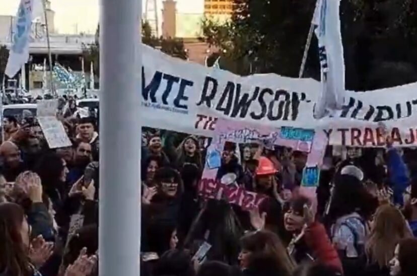 la joven que se recibió durante la Marcha Universitaria
