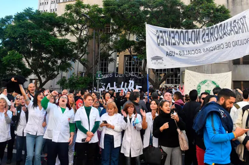 abrazo masivo hospital de clinicas
