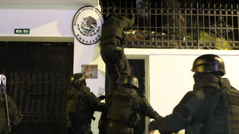 Policía de Ecuador irrumpe en la embajada de México