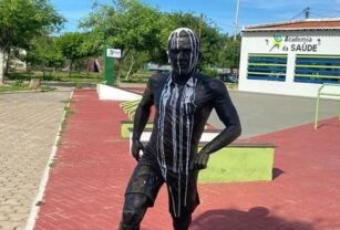 estatua dani alves