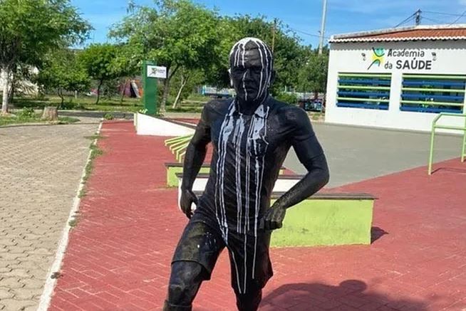 estatua dani alves