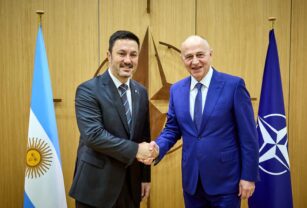 Luis Petri le estrecha la mano al Secretario General de la OTAN