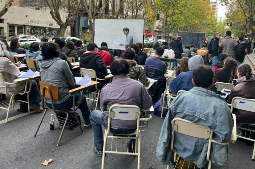 Clase pública en la previa al paro docente